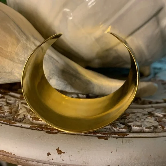 Vintage Avon Hammered Gold Cuff Bracelet - Picture 3 of 8